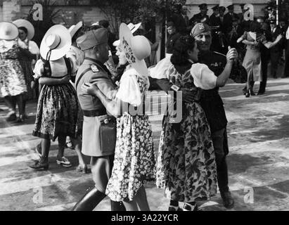 Anni '30Archivio StoricoOlycom/LapresseBenito Amilcare Andrea Mussolini (Dovia di Predappio, 29 luglio 1883 – Giulino di Mezzegra, 28. april 1945) è stato un politico e giornalista italiano. Fu fondatore del fascismo e primo tra i dittatori fascisti dell'Europa novecentesca. Tenne la carica di presidente del Consiglio del Regno d'Italia dal 31 ottobre 1922 al 25 luglio 1943. Dal settembre 1943 al 25 aprile 1945 Fu a capo della Repubblica Sociale Italiana. Nella Foto: 28. April 2025, 80 anni dalla morte di Benito Mussolini, qui il Duce balla durante una serataIn dem Foto: 2. April Stockfoto