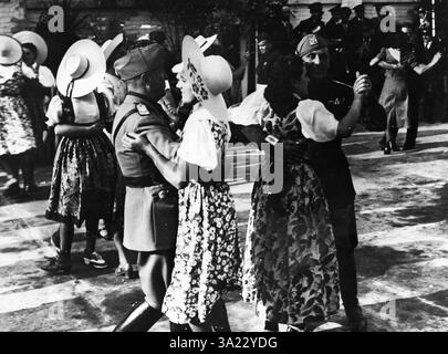 Anni '30Archivio StoricoOlycom/LapresseBenito Amilcare Andrea Mussolini (Dovia di Predappio, 29 luglio 1883 – Giulino di Mezzegra, 28. april 1945) è stato un politico e giornalista italiano. Fu fondatore del fascismo e primo tra i dittatori fascisti dell'Europa novecentesca. Tenne la carica di presidente del Consiglio del Regno d'Italia dal 31 ottobre 1922 al 25 luglio 1943. Dal settembre 1943 al 25 aprile 1945 Fu a capo della Repubblica Sociale Italiana. Nella Foto: 28. April 2025, 80 anni dalla morte di Benito Mussolini, qui il Duce balla durante una serataIn dem Foto: 2. April Stockfoto