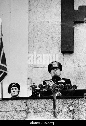 Anni '40Archivio StoricoOlycom/LapresseBenito Amilcare Andrea Mussolini (Dovia di Predappio, 29 luglio 1883 – Giulino di Mezzegra, 28. april 1945) è stato un politico e giornalista italiano. Fu fondatore del fascismo e primo tra i dittatori fascisti dell'Europa novecentesca. Tenne la carica di presidente del Consiglio del Regno d'Italia dal 31 ottobre 1922 al 25 luglio 1943. Dal settembre 1943 al 25 aprile 1945 Fu a capo della Repubblica Sociale Italiana. Nella Foto: 28 April 2025, 80 anni dalla morte di Benito Mussolini, qui il Duce Benito Mussolini durante un discorsoIn the Ph Stockfoto