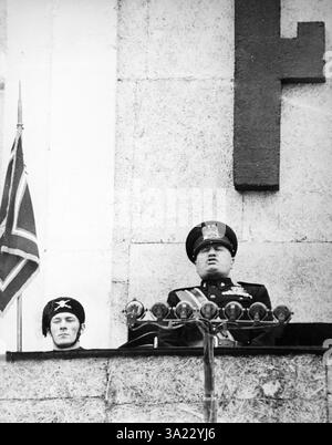 Anni '40Archivio StoricoOlycom/LapresseBenito Amilcare Andrea Mussolini (Dovia di Predappio, 29 luglio 1883 – Giulino di Mezzegra, 28. april 1945) è stato un politico e giornalista italiano. Fu fondatore del fascismo e primo tra i dittatori fascisti dell'Europa novecentesca. Tenne la carica di presidente del Consiglio del Regno d'Italia dal 31 ottobre 1922 al 25 luglio 1943. Dal settembre 1943 al 25 aprile 1945 Fu a capo della Repubblica Sociale Italiana. Nella Foto: 28 April 2025, 80 anni dalla morte di Benito Mussolini, qui il Duce Benito Mussolini durante un discorsoIn the Ph Stockfoto