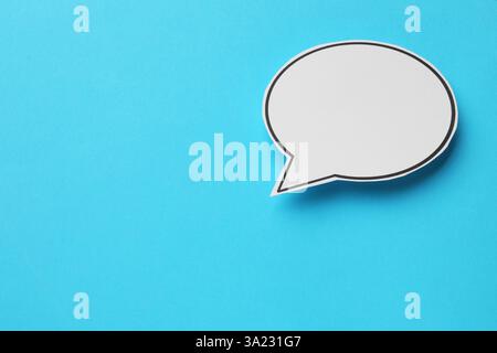 Leere Sprechblase auf hellblauem Hintergrund, Draufsicht. Leerzeichen für Text Stockfoto