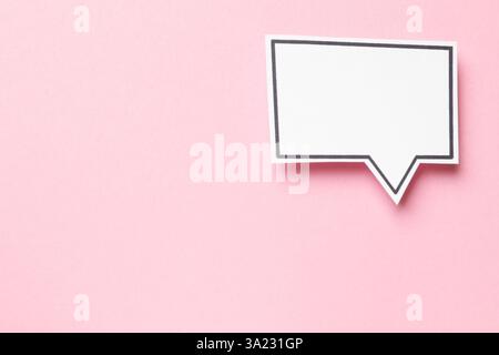 Leere Sprechblase auf hellrosa Hintergrund, Draufsicht. Leerzeichen für Text Stockfoto