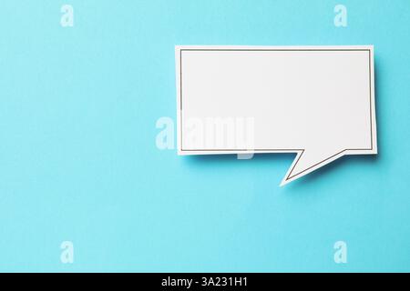 Leere Sprechblase auf hellblauem Hintergrund, Draufsicht. Leerzeichen für Text Stockfoto