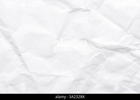 Nahaufnahme von weißem zerknittertem Papier mit Falten und Falten. Stockfoto