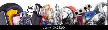 Breites Panorama-Banner mit verschiedenen Autoteilen, einschließlich Rädern, Reifen, Filtern und Motorkomponenten, isoliert auf weißem Hintergrund. Kfz-Re Stockfoto