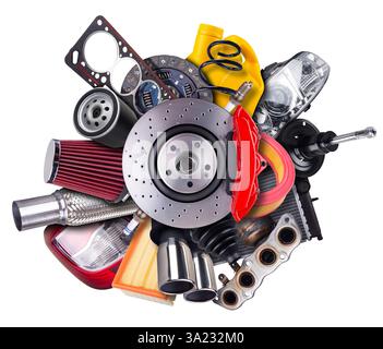 Verschiedene Autoersatzteile sind in einem künstlerischen Display angeordnet, das Sportscheibenbremse mit rotem Bremssattel, isoliert auf weißem Hintergrund, zeigt. Autoservice Stockfoto