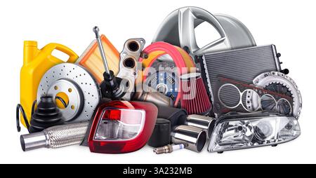 Collage verschiedener Fahrzeugteile, einschließlich Öl- und Luftfilter, Leuchten, Räder, Scheibenbremsen und Komponenten, die für die Fahrzeugwartung und -Wartung unerlässlich sind Stockfoto