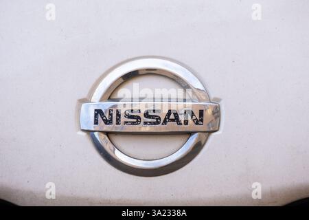Das Logo von Nissan ist auf einem Auto in Kopenhagen zu sehen. Stockfoto