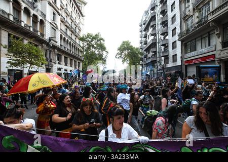 Buenos Aires, Argentinien. März 2025. Während des Internationalen Frauentags marschiert eine Menschenmenge mit Bannern und Plakaten vom Nationalkongress bis zur Plaza de Mayo. (Credit Image: © Santi Garcia Diaz/SOPA Images via ZUMA Press Wire) NUR REDAKTIONELLE VERWENDUNG! Nicht für kommerzielle ZWECKE! Stockfoto