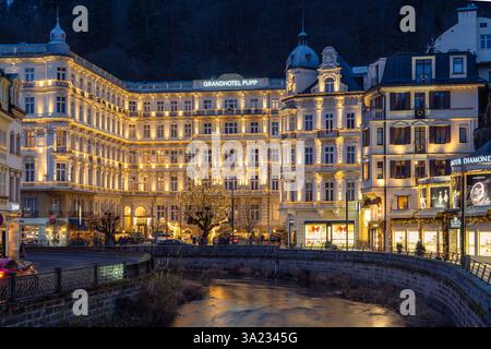 Dies ist ein Nachtblick auf das berühmte Grandhotel Pupp, ein luxuriöses Spa-Hotel am Flussufer am 23. Dezember 2024 in Karlsbad, Tschechische Republik Stockfoto
