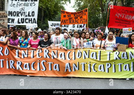 Buenos Aires, Argentinien. März 2025. Tausende von Frauen marschieren mit Bannern und Plakaten vom Nationalkongress zum Plaza de Mayo während des Internationalen Frauentages. (Credit Image: © Santi Garcia Diaz/SOPA Images via ZUMA Press Wire) NUR REDAKTIONELLE VERWENDUNG! Nicht für kommerzielle ZWECKE! Stockfoto