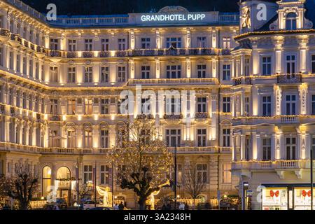 Dies ist ein Nachtblick auf das Grandhotel Pupp, ein berühmtes Luxus-Spa-Hotel am Flussufer im Stadtzentrum am 23. Dezember 2024 in Karlsbad, Tschechisch Stockfoto