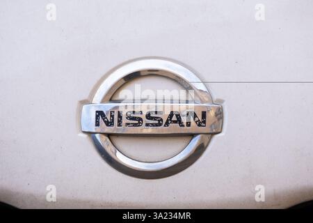 Kopenhagen, Dänemark. Februar 2025. Das Logo von Nissan ist auf einem Auto in Kopenhagen zu sehen. (Credit Image: © Kristian Tuxen Ladegaard Berg/SOPA Images via ZUMA Press Wire) NUR REDAKTIONELLE VERWENDUNG! Nicht für kommerzielle ZWECKE! Stockfoto