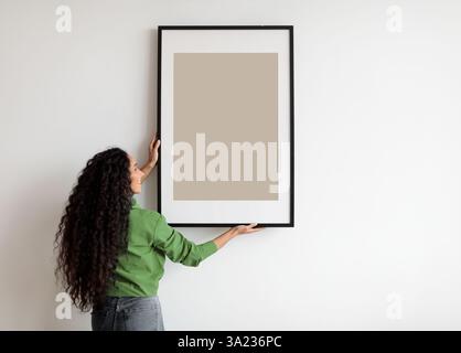 Happy Woman: Leeres Poster Im Rahmen An Der Wand Im Innen-Bereich Aufgehängt Stockfoto