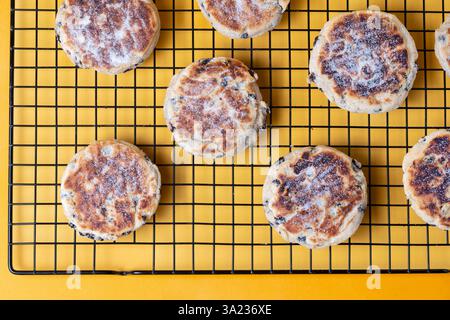 UK. Traditionelle walisische Kuchen, auch bekannt als Backsteine, Grillkuchen, Grillscones oder Bilder. Ein süßes Brot, das auf einer heißen Grillplatte oder einem Grillstein gekocht wird. Stockfoto