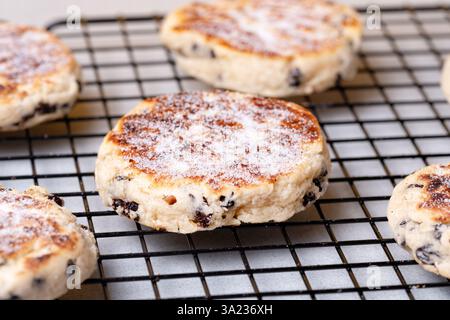 UK. Traditionelle walisische Kuchen, auch bekannt als Backsteine, Grillkuchen, Grillscones oder Bilder. Ein süßes Brot, das auf einer heißen Grillplatte oder einem Grillstein gekocht wird. Stockfoto