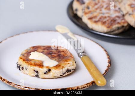 UK. Traditionelle walisische Kuchen, auch bekannt als Backsteine, Grillkuchen, Grillscones oder Bilder. Ein süßes Brot, das auf einer heißen Grillplatte oder einem Grillstein gekocht wird. Stockfoto