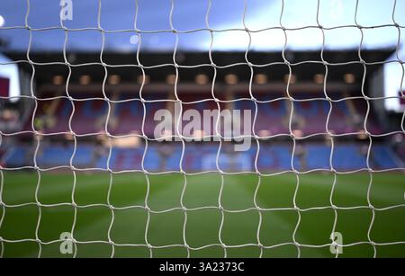 Ein allgemeiner Blick vom Inneren des Stadions durch das Tornetz vor dem Sky Bet Championship-Spiel in Turf Moor, Burnley. Bilddatum: Dienstag, 11. März 2025. Stockfoto