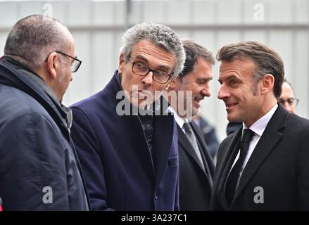 Saint Ouen, Frankreich. März 2025. Der französische Präsident Emmanuel Macron, Präfekt der Region Ile-de-France, Marc Guillaume Laurent Nunez, Präfekt der Pariser Polizei, bei der Grundsteinlegung für den neuen Standort der Direction Generale de la Securite Interieure (DGSI) in Saint-Ouen, Frankreich, 11. März 2025. Mit dem Bau sollte im Sommer 2025 begonnen werden, und die 5.000 Agenten der DGSI werden 2029 in das neue Gebäude umziehen. Foto: Christian Liewig/Pool/ABACAPRESS. COM Credit: Abaca Press/Alamy Live News Stockfoto