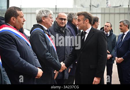 Saint Ouen, Frankreich. März 2025. Der französische Präsident Emmanuel Macron, Eric Coquerel, Vertreter der LFI für seine-Saint-Denis, Laurent Nunez, Polizeichef von Paris, bei der Grundsteinlegung für den neuen Standort der Generaldirektion Innere Sicherheit (DGSI) in Saint-Ouen, Frankreich, 11. März 2025. Mit dem Bau sollte im Sommer 2025 begonnen werden, und die 5.000 Agenten der DGSI werden 2029 in das neue Gebäude umziehen. Foto: Christian Liewig/Pool/ABACAPRESS. COM Credit: Abaca Press/Alamy Live News Stockfoto