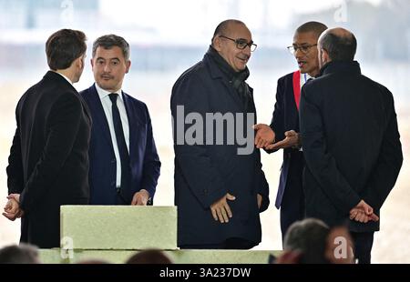 Saint Ouen, Frankreich. März 2025. Der französische Präsident Emmanuel Macron, Laurent Nunez, der Pariser Polizeipräfekt, der Staatsminister Gerald Darmanin, Siegelbewahrer, Justizminister und Karim Bouamrane, Bürgermeister von Saint-Ouen, während der Verlegung des ersten Steins des neuen Standorts der Generaldirektion für innere Sicherheit (DGSI) in Saint-Ouen, Frankreich, 11. März 2025. Mit dem Bau sollte im Sommer 2025 begonnen werden, und die 5.000 Agenten der DGSI werden 2029 in das neue Gebäude umziehen. Foto: Christian Liewig/Pool/ABACAPRESS. COM Credit: Abaca Press/Alamy Live News Stockfoto