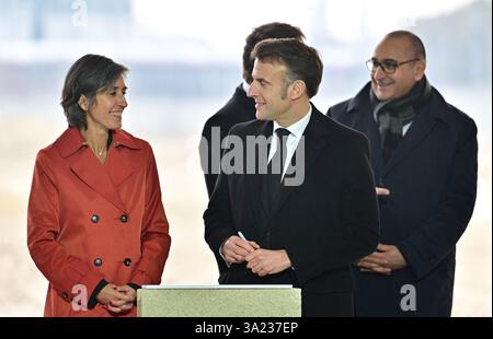 Saint Ouen, Frankreich. März 2025. Der französische Präsident Emmanuel Macron, Celine Berthon, Direktorin der Generaldirektion Innere Sicherheit, Christophe Castaner und Laurent Nunez, Präfekt der Pariser Polizei, bei der Grundsteinlegung für den neuen Standort der Generaldirektion Innere Sicherheit (DGSI) in Saint-Ouen, Frankreich, am 11. März 2025. Mit dem Bau sollte im Sommer 2025 begonnen werden, und die 5.000 Agenten der DGSI werden 2029 in das neue Gebäude umziehen. Foto: Christian Liewig/Pool/ABACAPRESS. COM Credit: Abaca Press/Alamy Live News Stockfoto