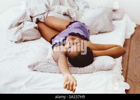 Genießen Sie guten Morgen und Wochenende Faulheit mit zärtlicher Stimmung während Covid-19-Sperre Stockfoto