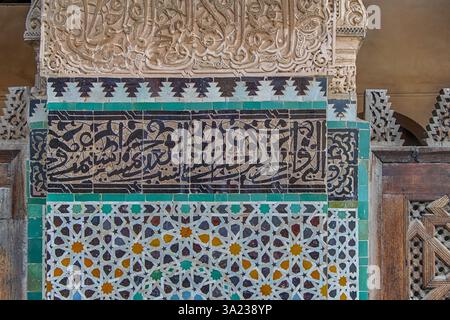 Fès, Marokko. Einzigartige marokkanische Kunst an der Wand in Medersa Bou Inania Stockfoto