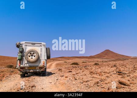 Offroad-Mietwagen mit Campingausrüstung auf der Straße in Afrika, Palmwag, Namibia Stockfoto
