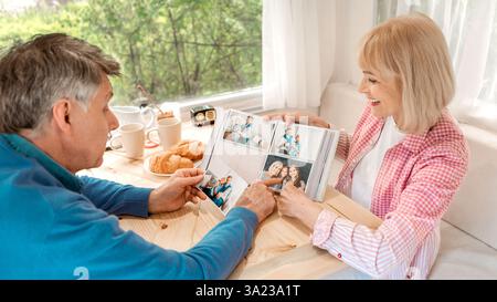 Senior Mann und seine Frau durch Familie Fotoalbum im Inneren des Wohnmobil Stockfoto