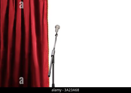 Mikrofon auf einem Ständer vor einem roten Bühnenvorhang isoliert auf weißem Hintergrund Stockfoto