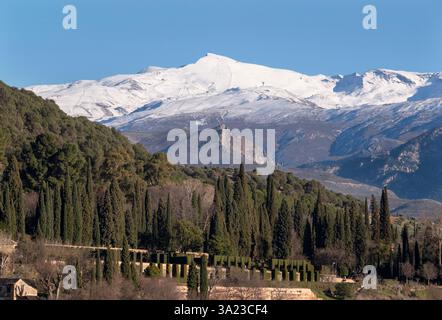 Blick auf die schneebedeckten Berge der Sierra Nevada aus dem Bezirk Albaicin, Granada, Spanien Stockfoto