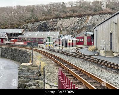 Dampfzug bei Cweithdai Boston Works, Ffestiniog Railway, Porthmadog, Wales Stockfoto