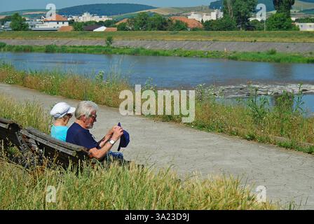 Älteres Paar am Ufer des Flusses Mures zu Beginn des Sommers Stockfoto