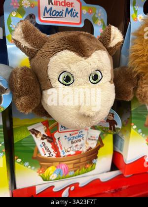 Kinder, Easter, Kinder Maxi Mix, Kinder Ostergeschenke, Ostereier, Osterspielzeug, Schoko Bons, Choko Spielzeug, Plüschspielzeug, Ostergeschenk Paket, 2025 Stockfoto