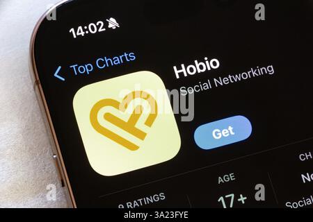 OSTRAVA, TSCHECHIEN - 23. NOVEMBER 2024: Apple App Store mit Hobio Social Network Mobile App wird installiert Stockfoto