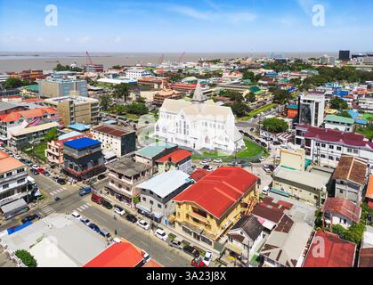 Luftbild von Georgetown, Guyana, mit farbenfroher Kolonialarchitektur, der berühmten St. George's Cathedral, belebten Straßen und einer Umgebung am Wasser Stockfoto