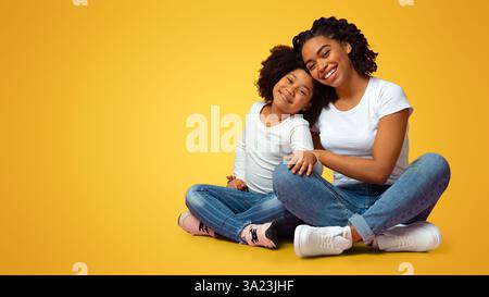 Porträt Von Liebenden Afroamerikanischen Mutter Und Tochter Umarmen Und Lächeln Stockfoto