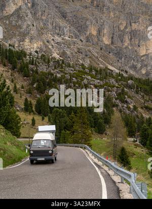 Der alte Vand fährt eine hohe Straße Dolomiten hinauf Stockfoto