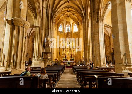 Hauptschiff und Hauptaltar. Pfarrkirche unserer Lieben Frau von der Himmelfahrt und Apfelbaum - Iglesia Parroquial de Nuestra Señora de la Asunción y del Manzan Stockfoto