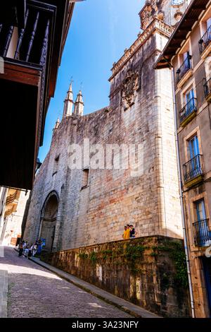 Nagusi Straße, im Hintergrund die Pfarrkirche unserer Lieben Frau von der Himmelfahrt und der Apfelbaum - Iglesia Parroquial de Nuestra Señora de la Asunc Stockfoto