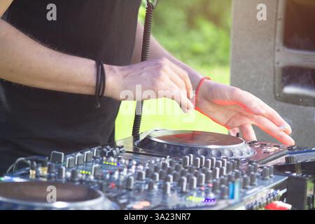 DJ-Hände erzeugen und regulieren Musik am dj-Konsolen-Mixer im Konzert im Freien. Musik Stockfoto