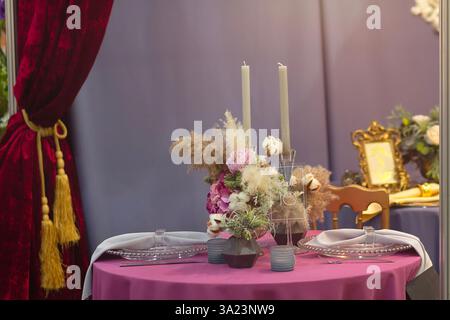 Wunderschöne elegante Tischlage im Restaurant. Hochzeitsfeier Stockfoto