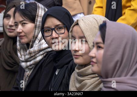 EMBARGOED für 0001 MITTWOCH 21 AUGUST Medizinstudenten während eines Empfangs im Queen Elizabeth House, Edinburgh, für die Gruppe von 20 Frauen aus Afghanistan, die unter den Taliban verboten sind, die nach Schottland gekommen sind, wo sie ihren medizinischen Abschluss abschließen werden. Die Reise und das Studium für die Frauen wurden von der Linda Norgrove Foundation in Zusammenarbeit mit dem Scotland Office und der schottischen Regierung organisiert. Bilddatum: Dienstag, 20. August 2024. Stockfoto
