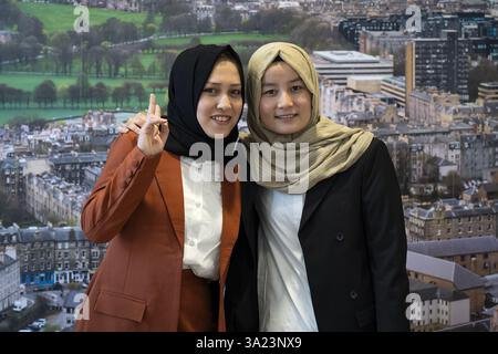 EMBARGOED BIS 0001 MITTWOCH 21. AUGUST Medizinstudenten Omulbanin Sultani (links) und Zahra Hussaini (rechts) während eines Empfangs im Queen Elizabeth House, Edinburgh, für die Gruppe von 20 Frauen aus Afghanistan, die unter den Taliban von der Ausbildung verboten sind, die nach Schottland gekommen sind, wo sie ihren medizinischen Abschluss abschließen werden. Die Reise und das Studium für die Frauen wurden von der Linda Norgrove Foundation in Zusammenarbeit mit dem Scotland Office und der schottischen Regierung organisiert. Bilddatum: Dienstag, 20. August 2024. Stockfoto