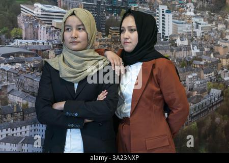 EMBARGO für die Gruppe von 20 Frauen aus Afghanistan, denen unter den Taliban eine Ausbildung verweigert WURDE, die in Schottland angekommen sind, wo sie ihren medizinischen Abschluss abschließen werden, WURDE AM MITTWOCH, 21. AUGUST 0001 für die Medizinstudenten Zahra Hussaini (links) und Omulbanin Sultani (rechts) während eines Empfangs im Queen Elizabeth House, Edinburgh, für die Gruppe von 20 Frauen aus Afghanistan Die Reise und das Studium für die Frauen wurden von der Linda Norgrove Foundation in Zusammenarbeit mit dem Scotland Office und der schottischen Regierung organisiert. Bilddatum: Dienstag, 20. August 2024. Stockfoto