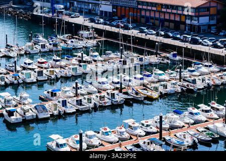 Vergnügungsboote vor Anker in der Mutriku Marina. Mutriku, Gipuzkoa, Baskenland, Spanien, Europa Stockfoto
