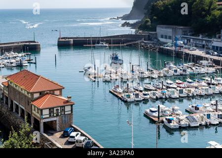 Vergnügungsboote vor Anker in der Mutriku Marina. Mutriku, Gipuzkoa, Baskenland, Spanien, Europa Stockfoto