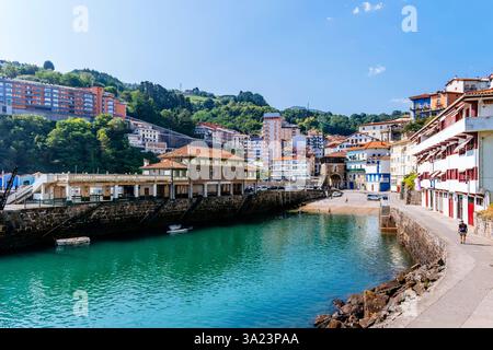 Die Altstadt von Mutriku vom Hafen aus gesehen. Mutriku, Gipuzkoa, Baskenland, Spanien, Europa Stockfoto