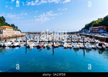 Vergnügungsboote vor Anker in der Mutriku Marina. Mutriku, Gipuzkoa, Baskenland, Spanien, Europa Stockfoto